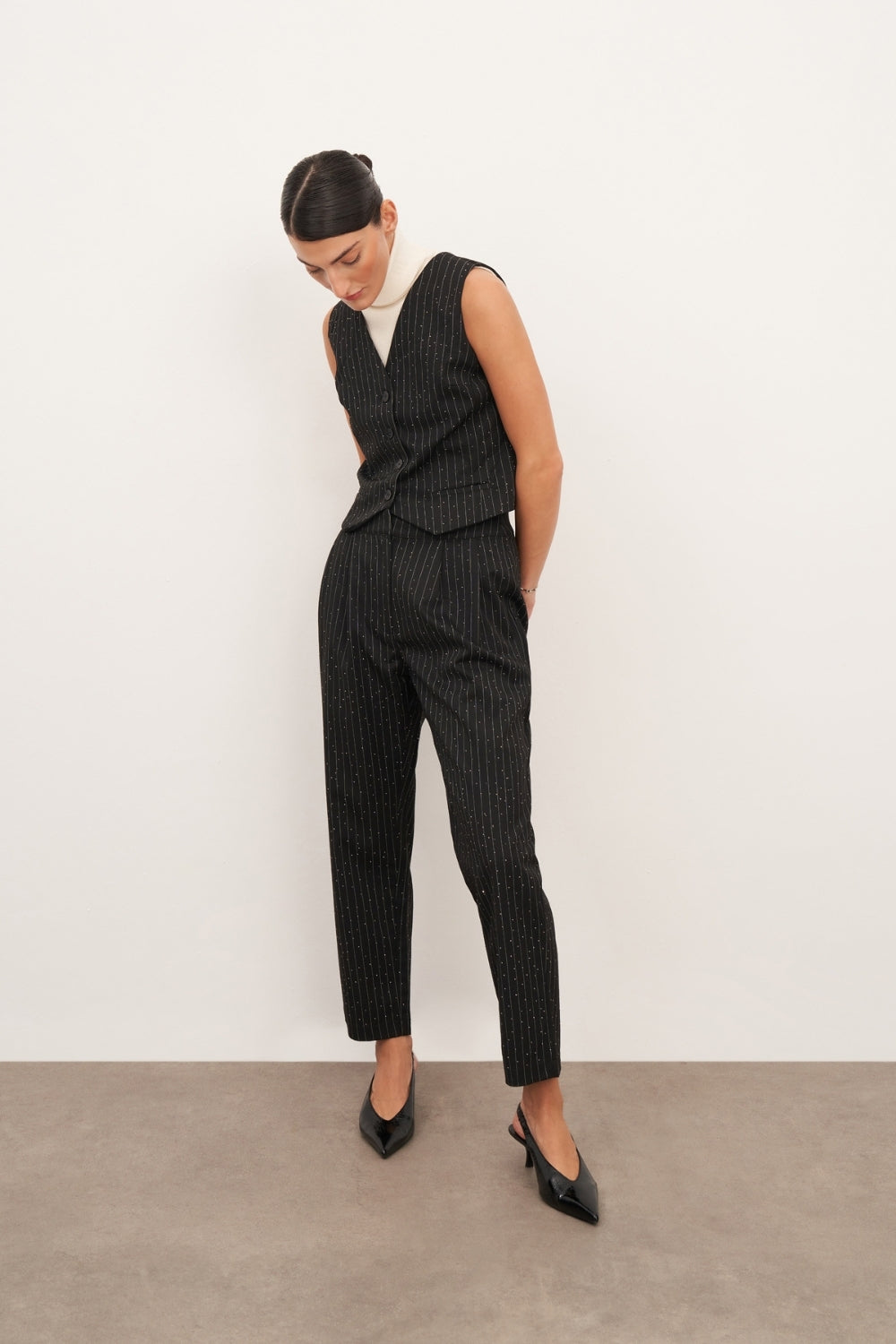 Siyah Çift Pileli Havuç Kesim Pantolon - 1