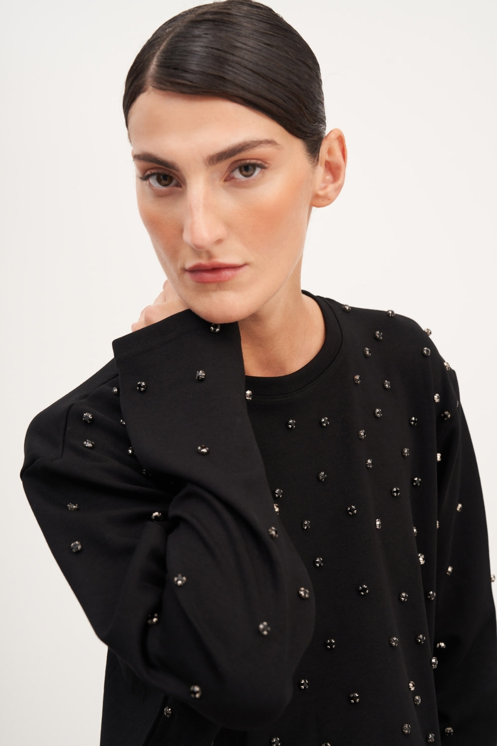 Siyah Taş İşlemeli Vatkalı Uzun Kollu Tişört - 2