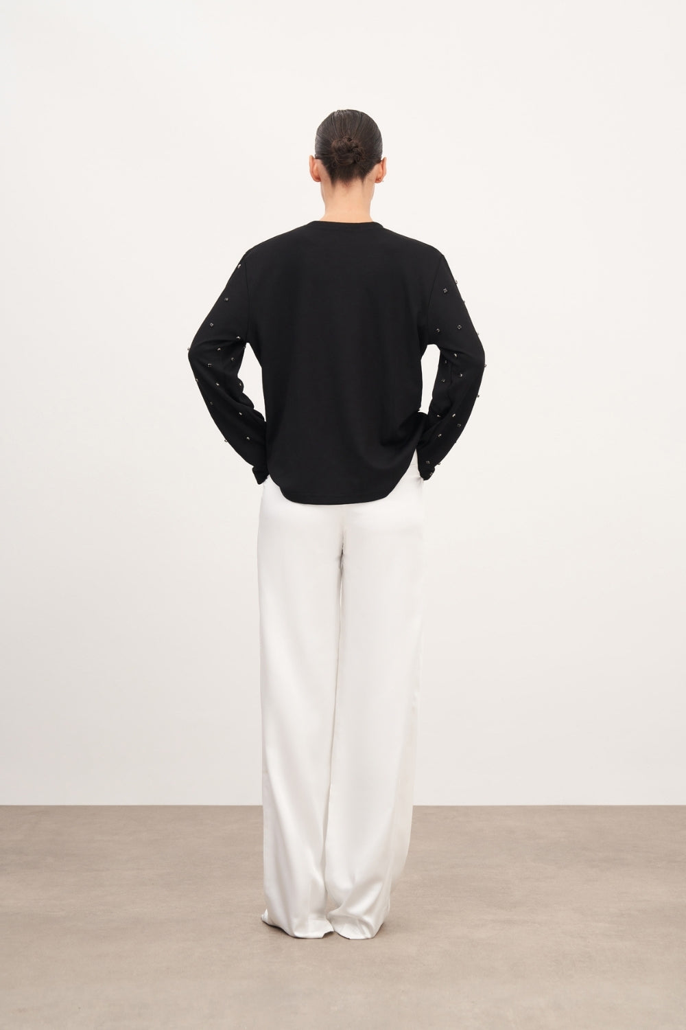 Siyah Taş İşlemeli Vatkalı Uzun Kollu Tişört - 3