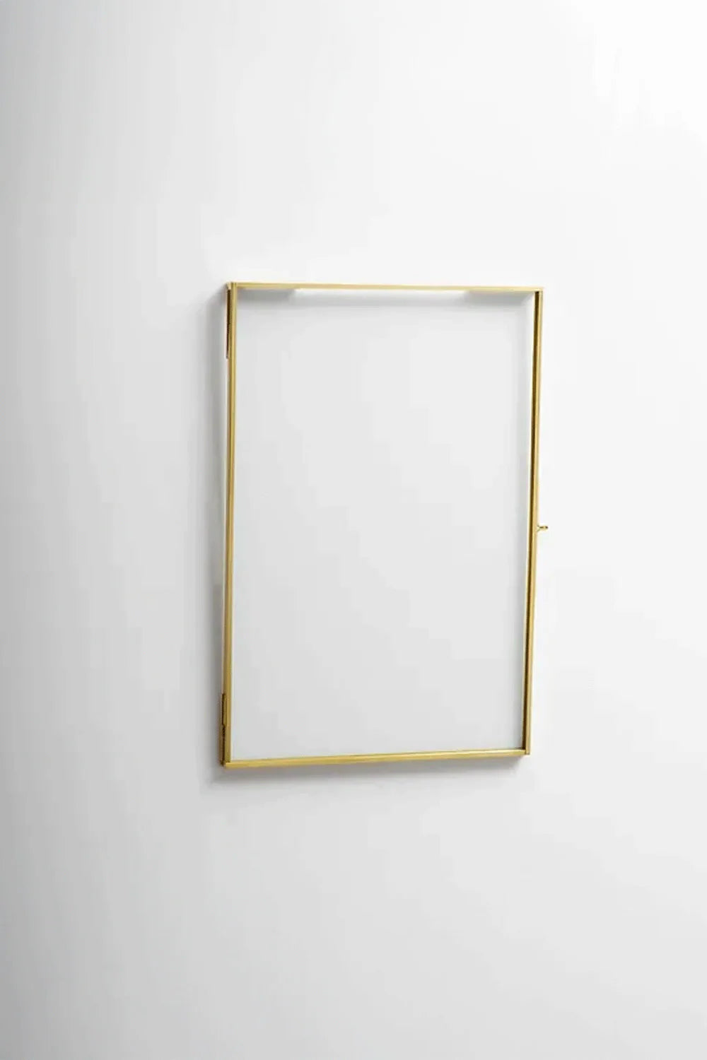 Pirinç Zincirsiz Duvar Aparatlı Cam Fotoğraf Çerçevesi 30x20cm - 0