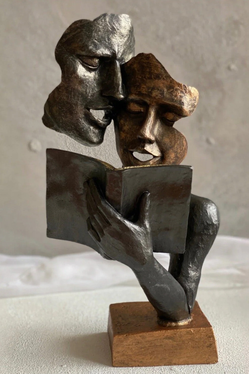 Kitap Okuyan Çift Mask Obje - 0