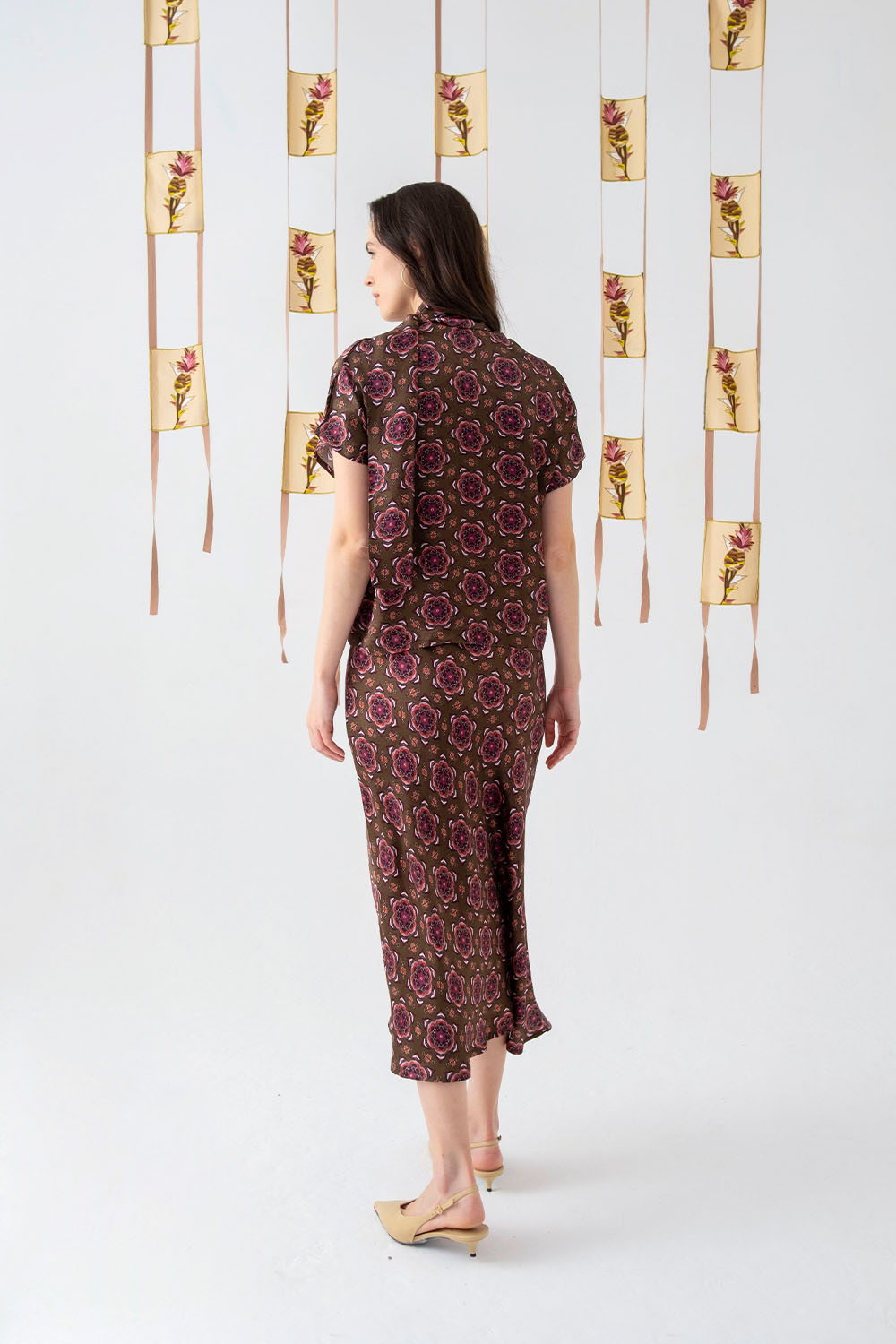 Floral Desenli Fular Detaylı Saten Bluz - 1