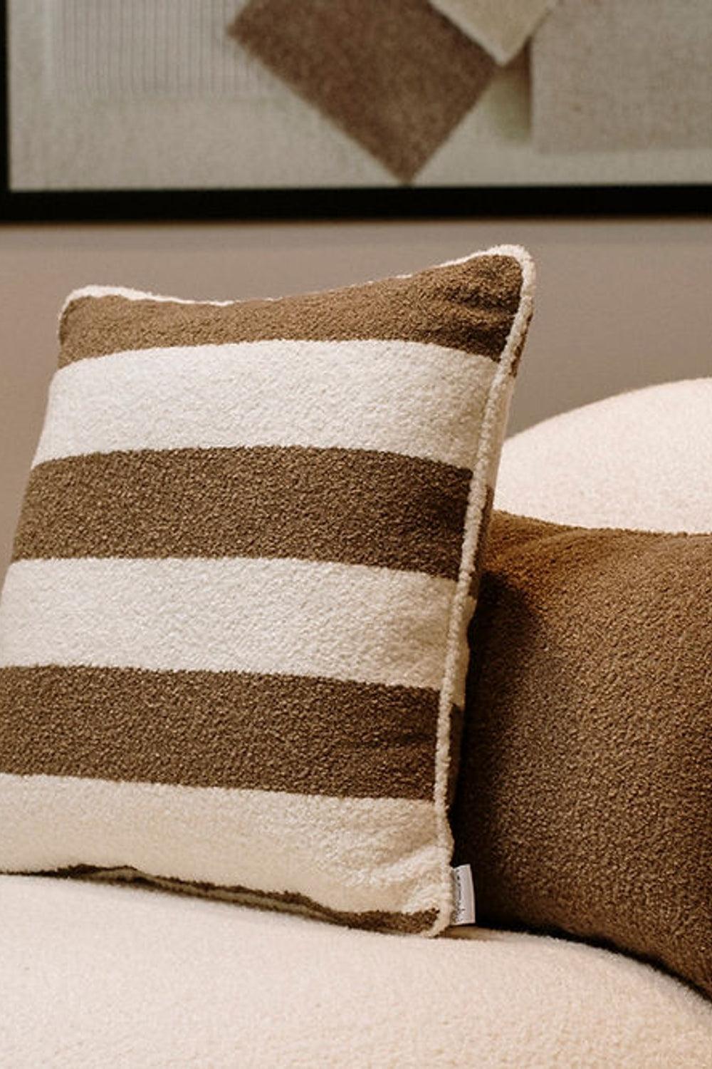 22 Maggio Istanbul-Courmayeur Krem Kahverengi Çizgili Bukle Kışlık Dekoratif Yastık 50x50 cm-Yastık-1-Milagron.com