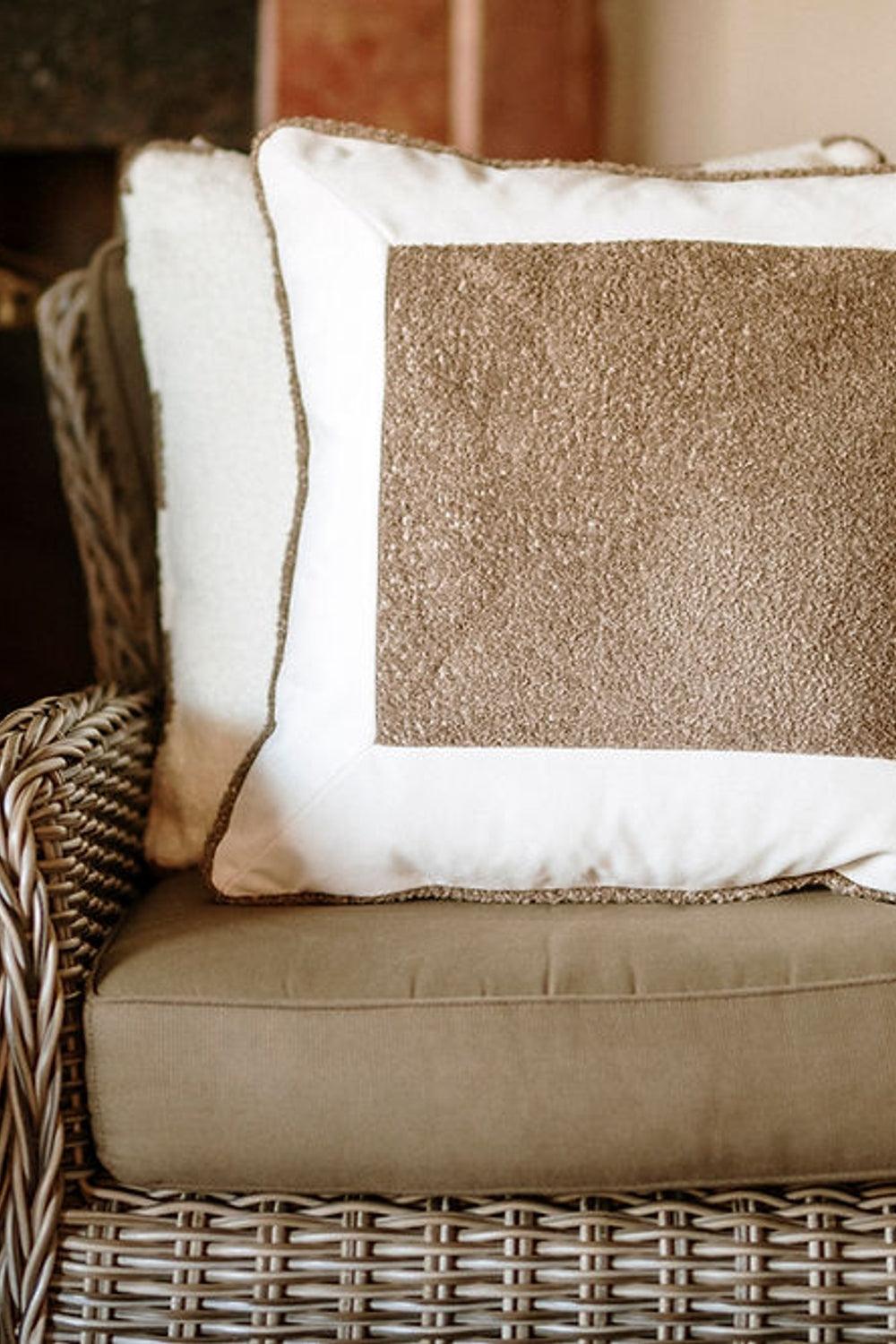 22 Maggio Istanbul-Monte Bianco Kadife Ortası Kahverengi Bukle Kışlık Dekoratif Yastık 50x50 cm-Yastık-1-Milagron.com