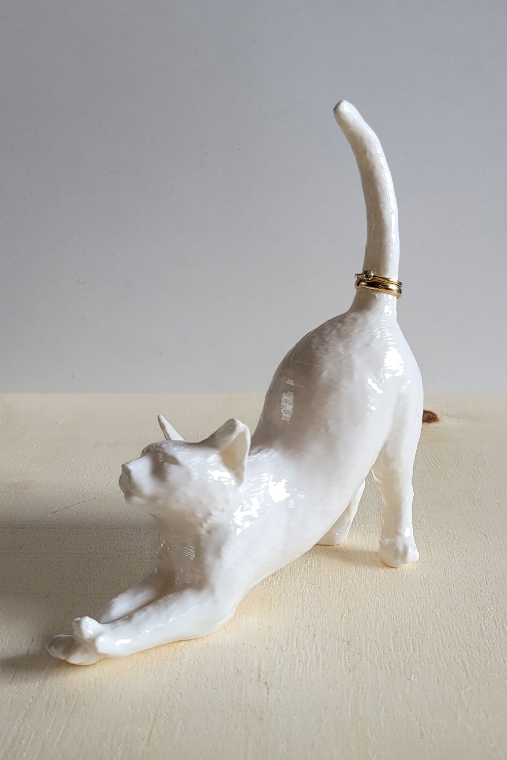 42A35 Home & Living-Esneyen Kedi Yüzük Düzenleyici | Beyaz-Takı Standı-1-Milagron.com