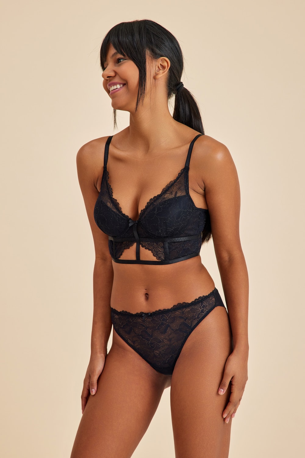 Amarelle-Roma Siyah Dantelli Dolgusuz Toparlayıcı Balkonet Sütyen-Sütyen-7-Milagron.com