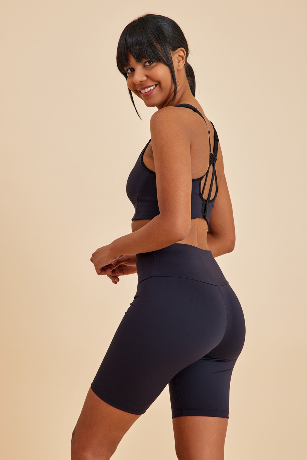 Amarelle-Sportive Siyah Light Touch Kısa Toparlayıcı Spor Taytı-Activewear-1-Milagron.com