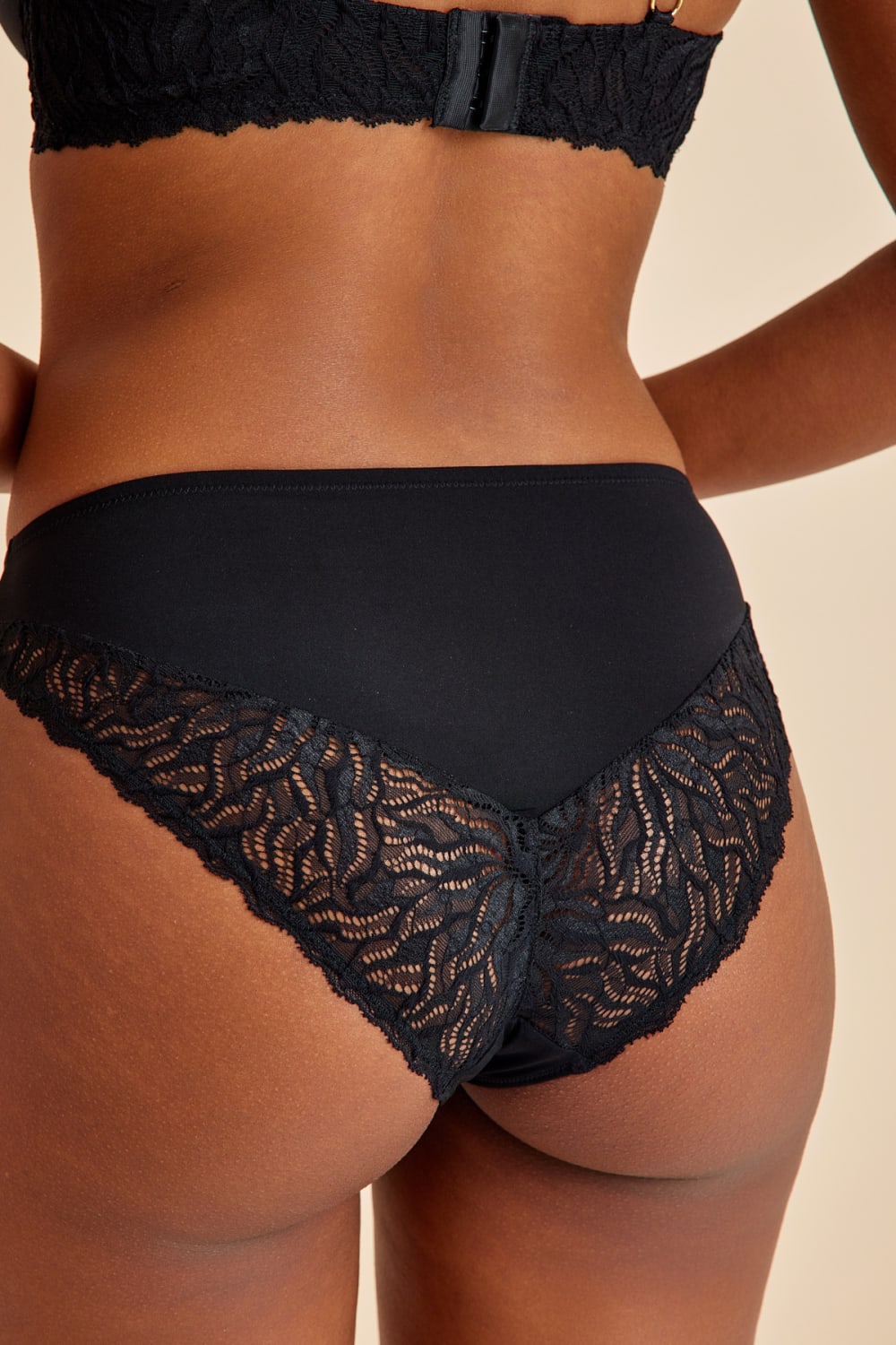 Amarelle-Victoria Siyah Balenli Dantelli Dolgusuz Toparlayıcı Balkonet Sütyen-Top-7-Milagron.com