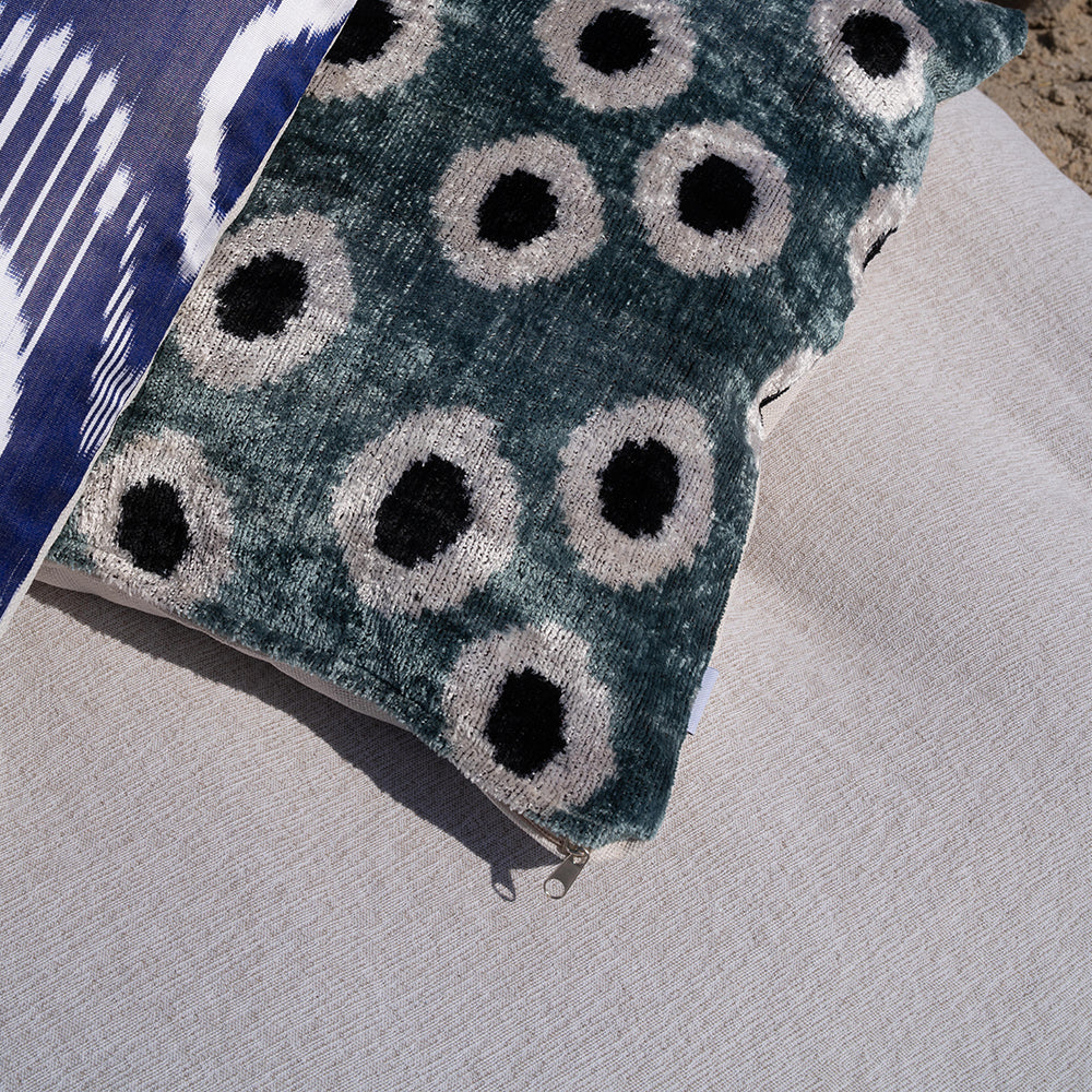 Ani Studio-Blake Silk Velvet Ikat Pillow Case-Yastık-3-Milagron.com