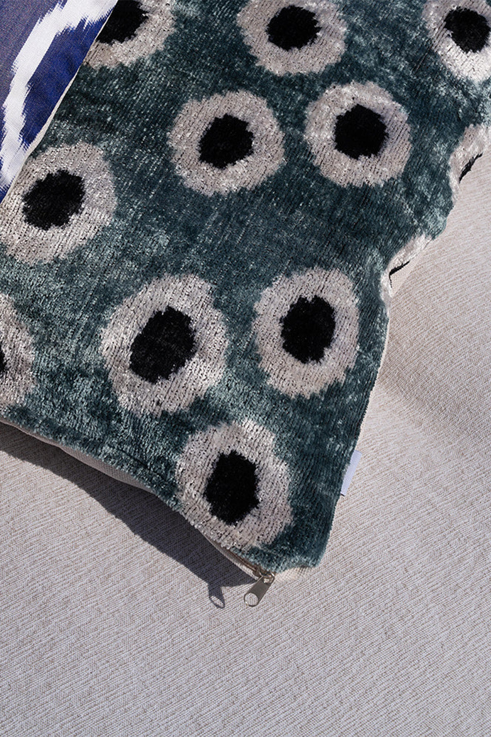 Ani Studio-Blake Silk Velvet Ikat Pillow Case-Yastık-3-Milagron.com