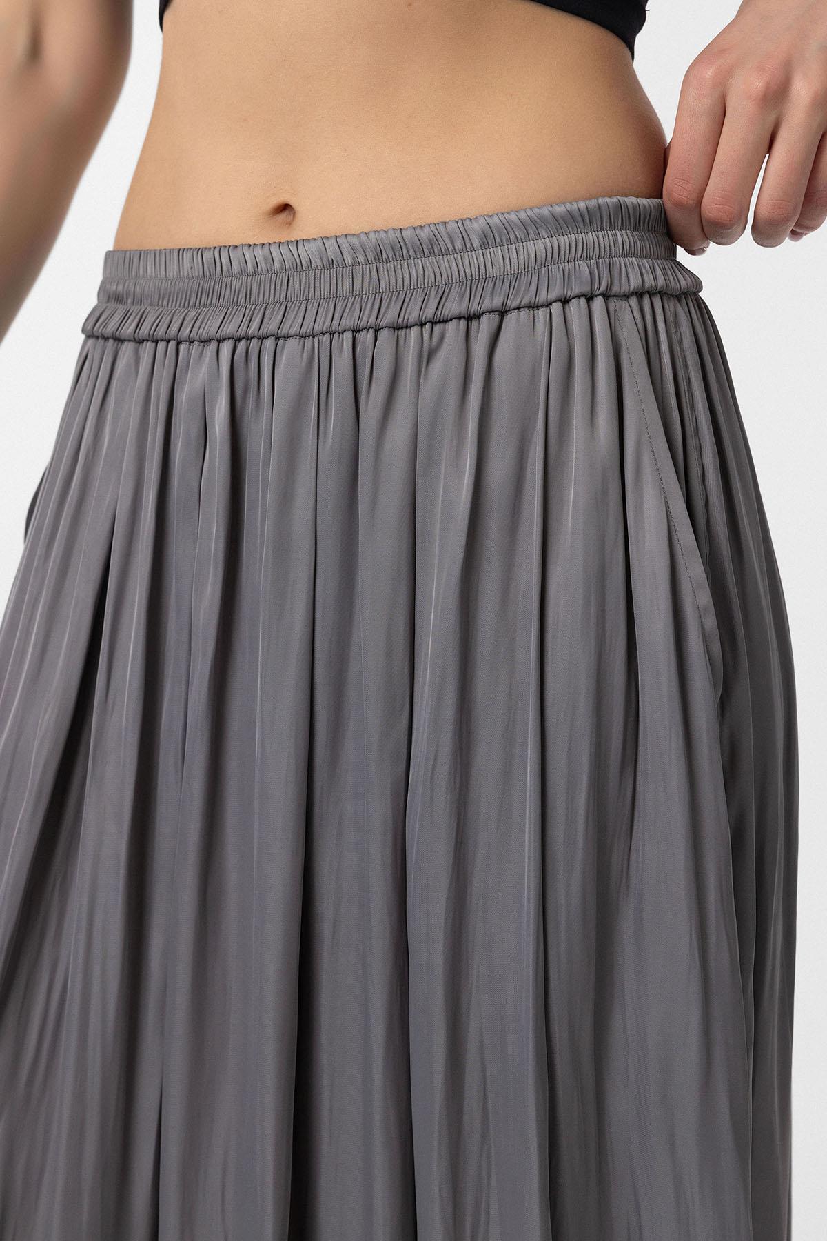 Antioch-Gri Uzun Dökümlü Pilili Kadın Etek-Etek-3-Milagron.com