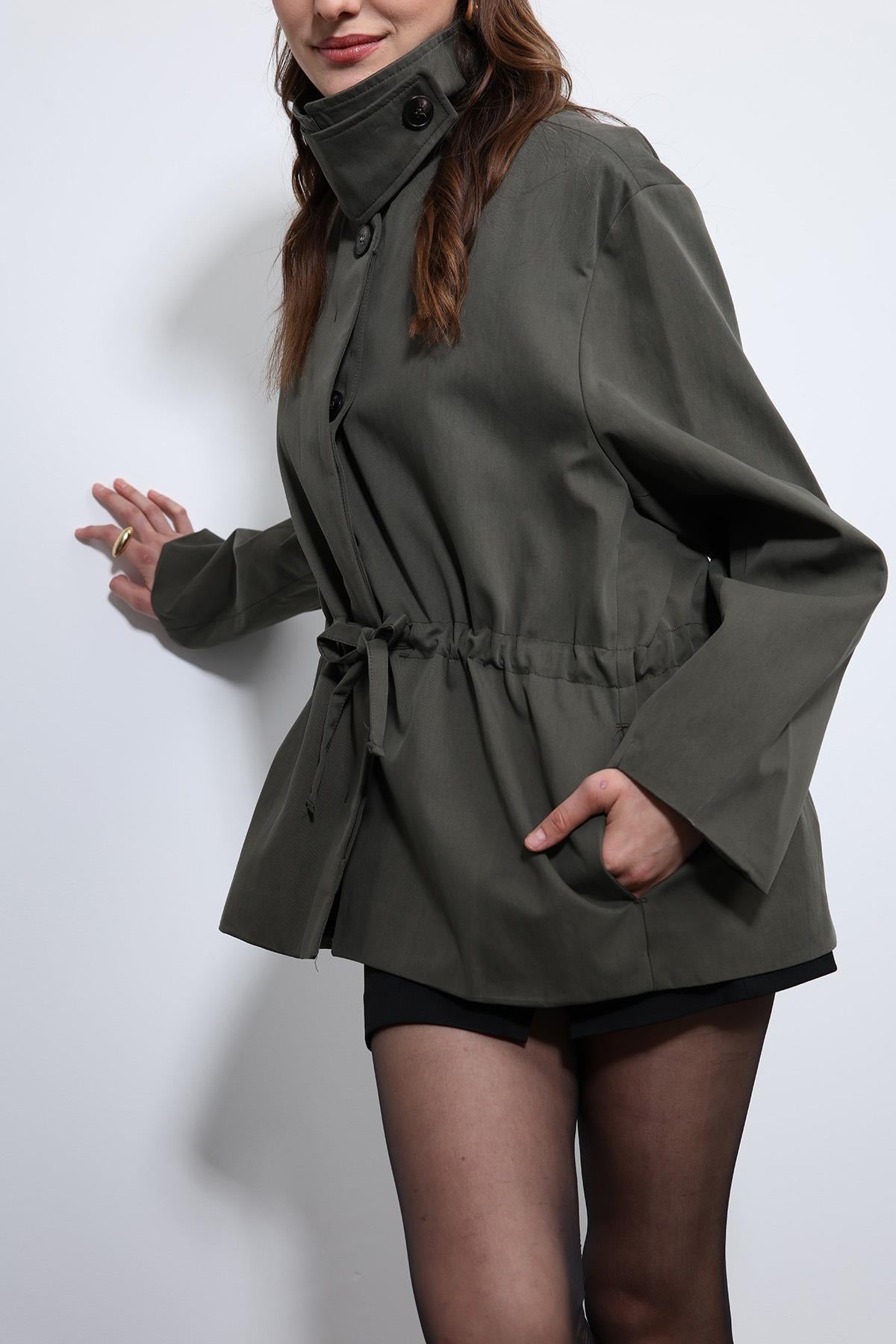 Antioch-Haki Ayarlanabilir Bele Sahip Kısa Trençkot-Trençkot-8-Milagron.com