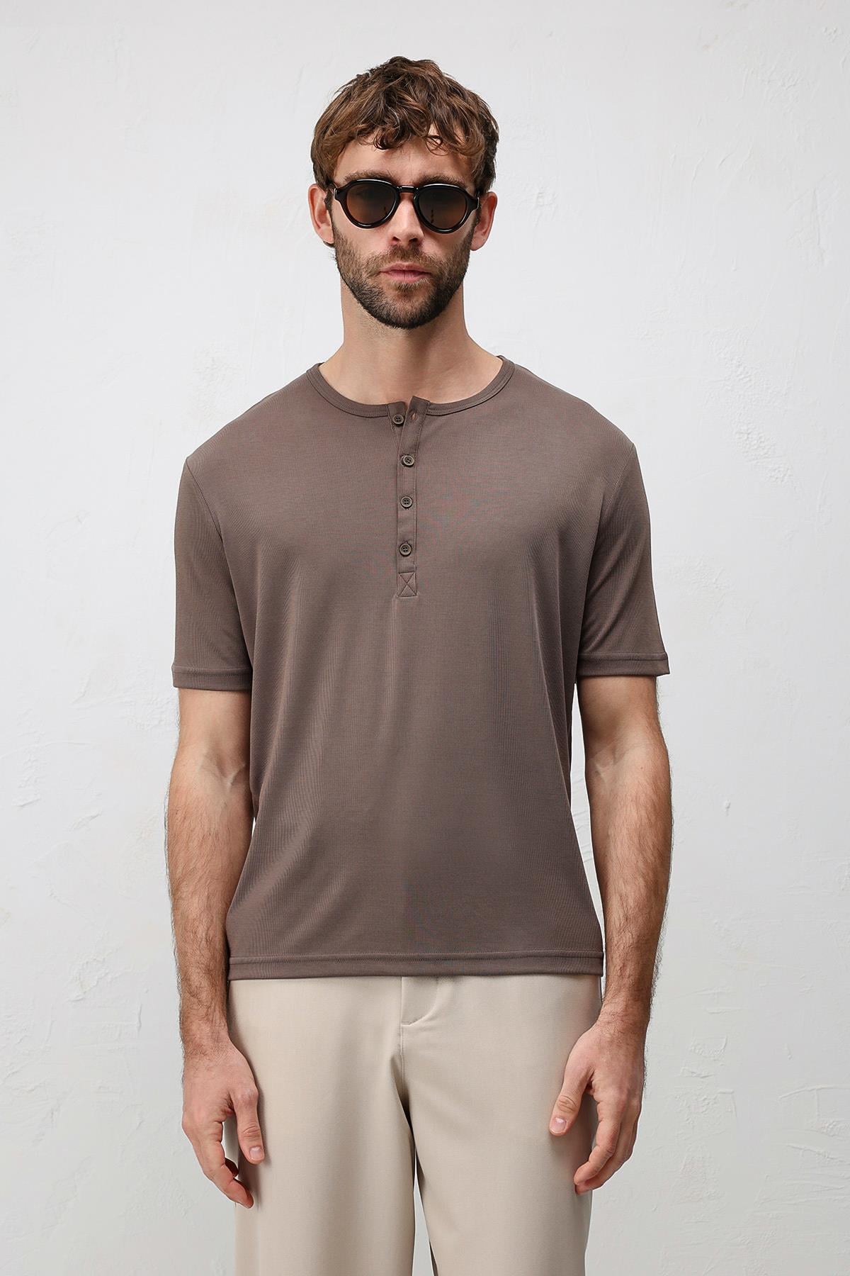 Antioch Kahve Düğmeli Yaka Erkek T-Shirt