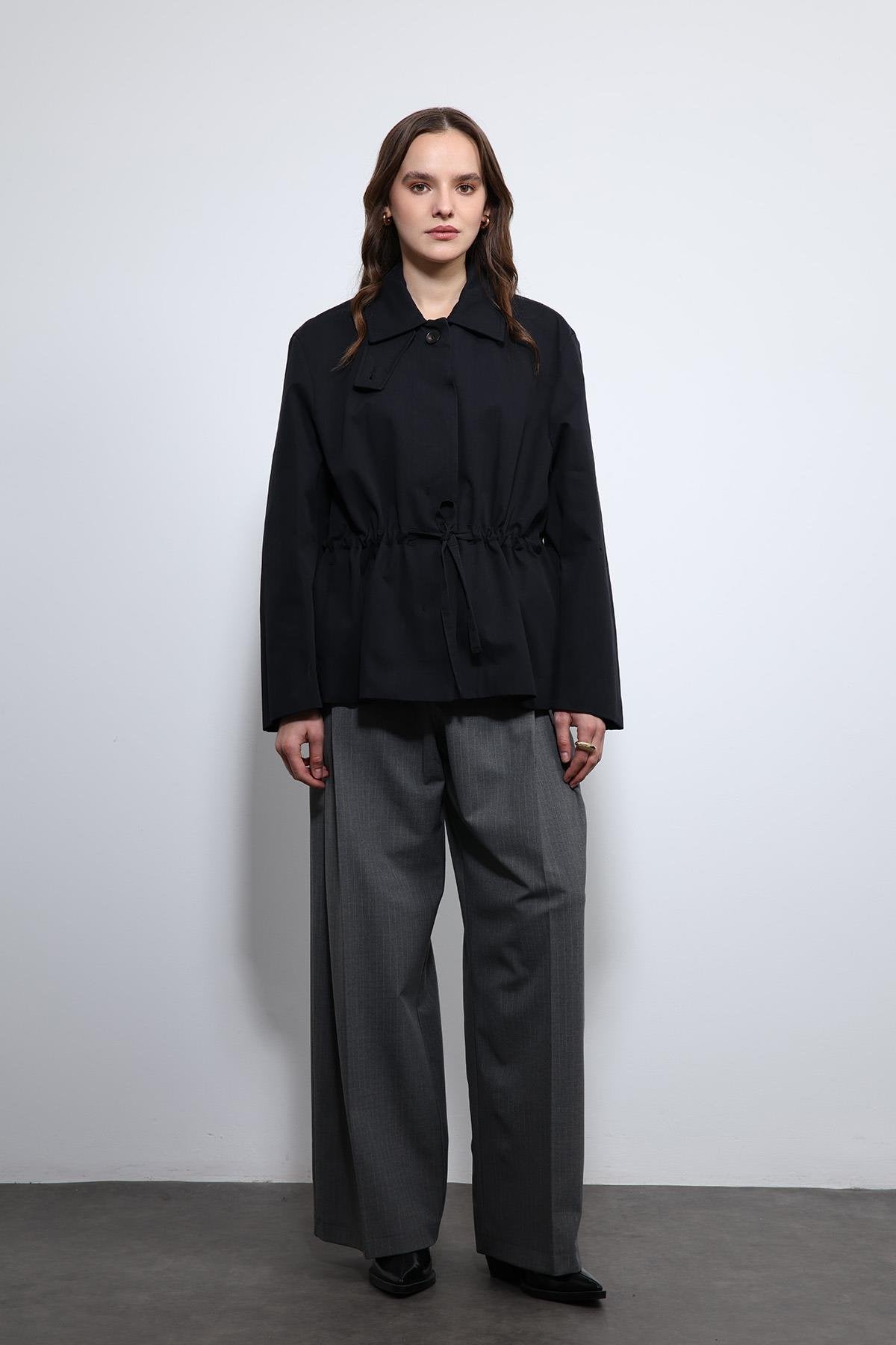 Antioch-Siyah Ayarlanabilir Bele Sahip Kısa Trençkot-Trençkot-3-Milagron.com