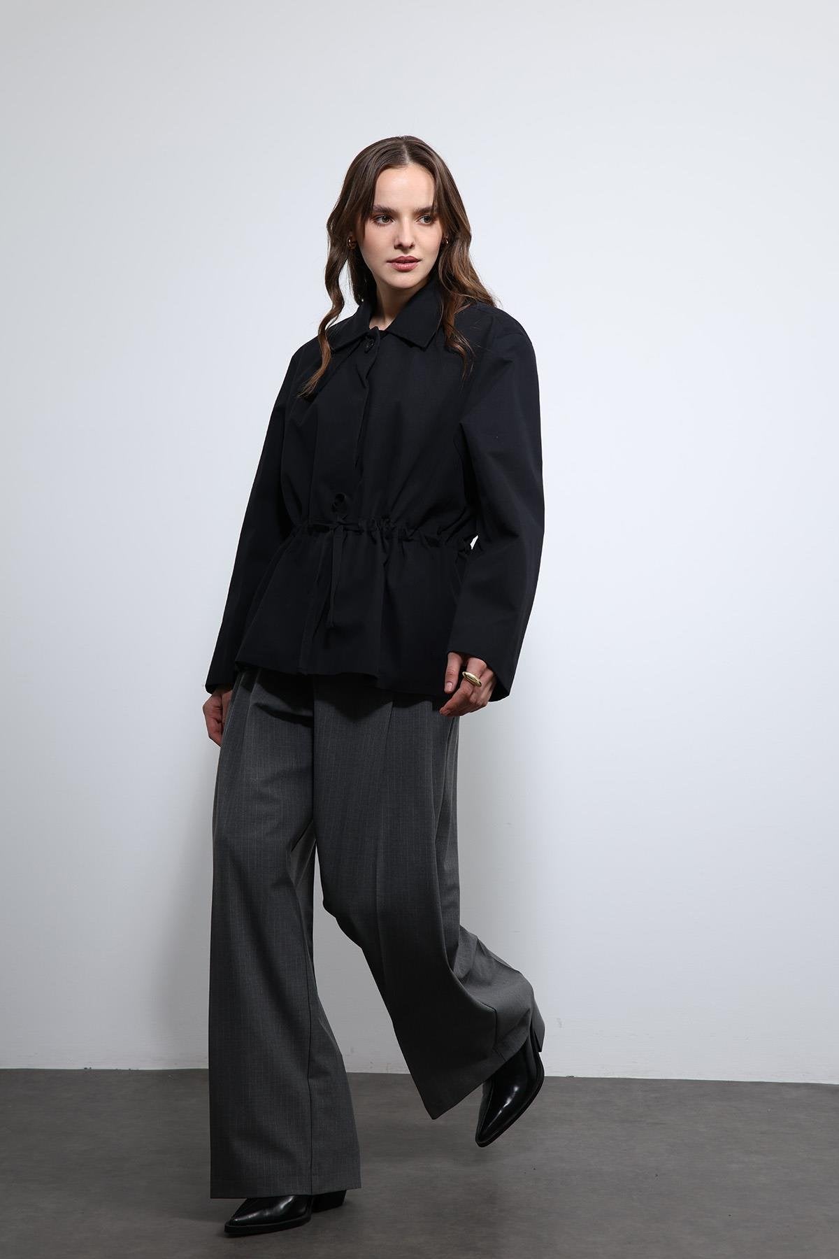 Antioch-Siyah Ayarlanabilir Bele Sahip Kısa Trençkot-Trençkot-6-Milagron.com