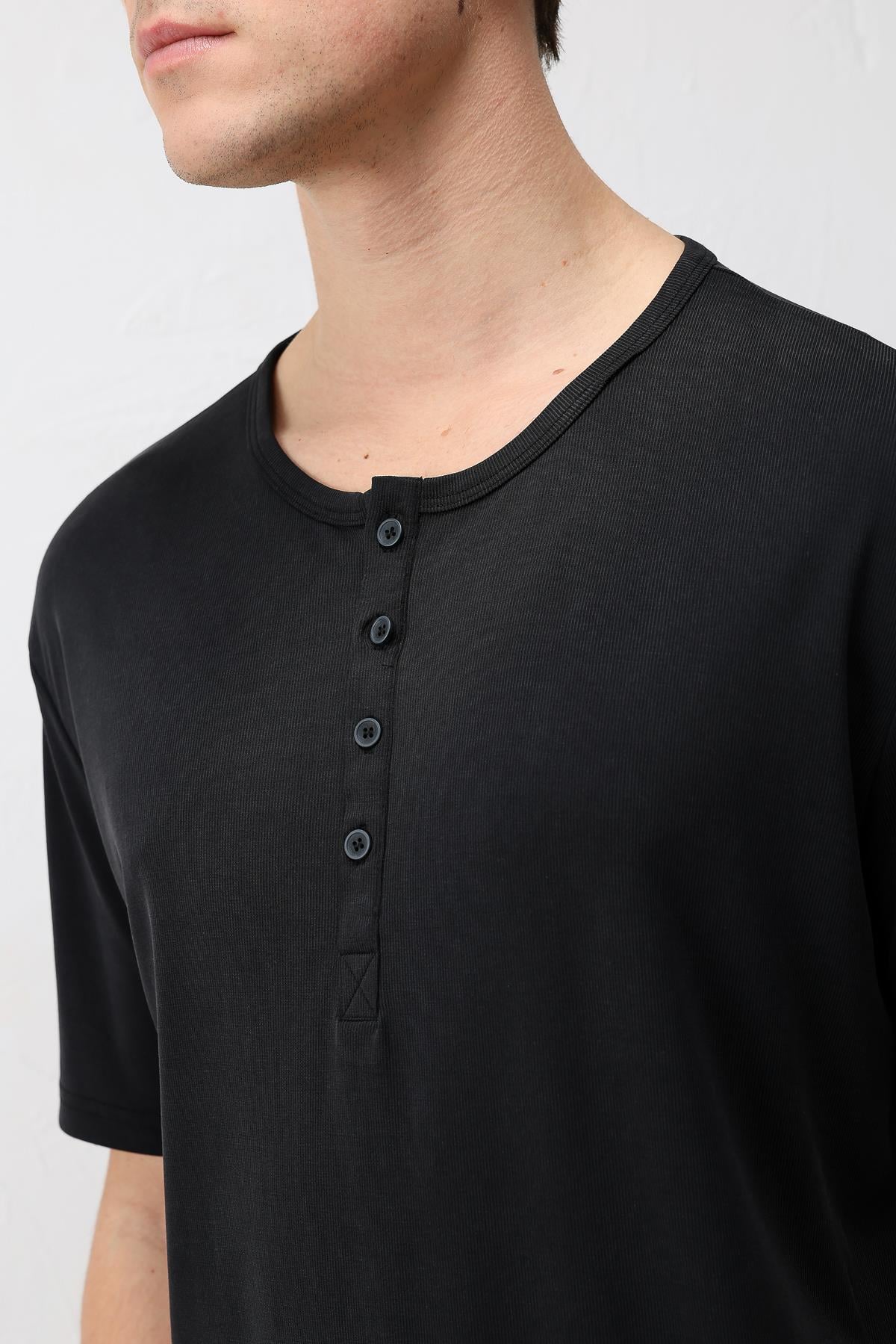 Antioch Siyah Düğmeli Yaka Erkek T-Shirt
