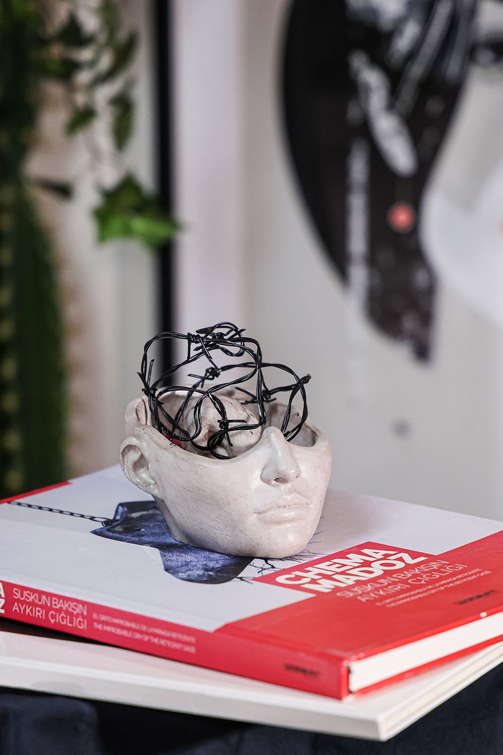 Arete Design by Egemen Umut Şen-Tutsak Beton Heykel-Heykel-1-Milagron.com