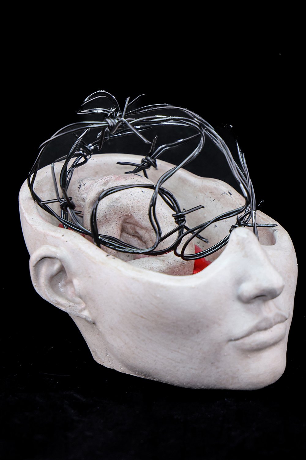 Arete Design by Egemen Umut Şen-Tutsak Beton Heykel-Heykel-2-Milagron.com