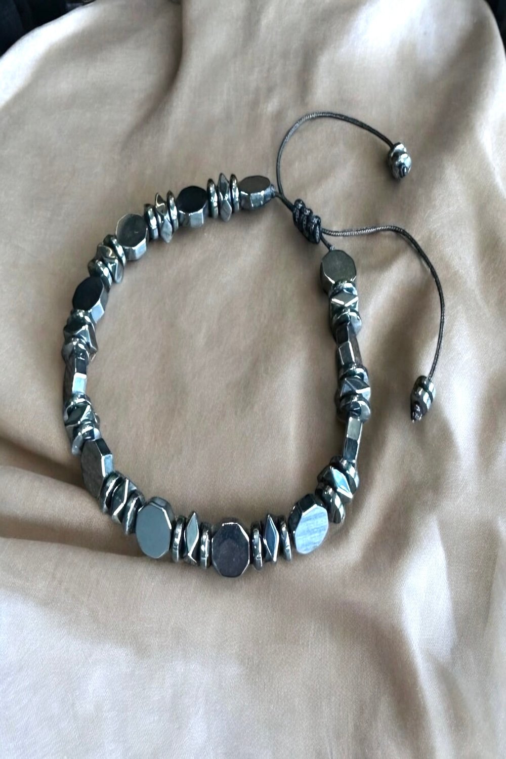 Arven’s World by Aylin Işıklı-Hematit Asansörlü Bileklik-Bileklik-1-Milagron.com