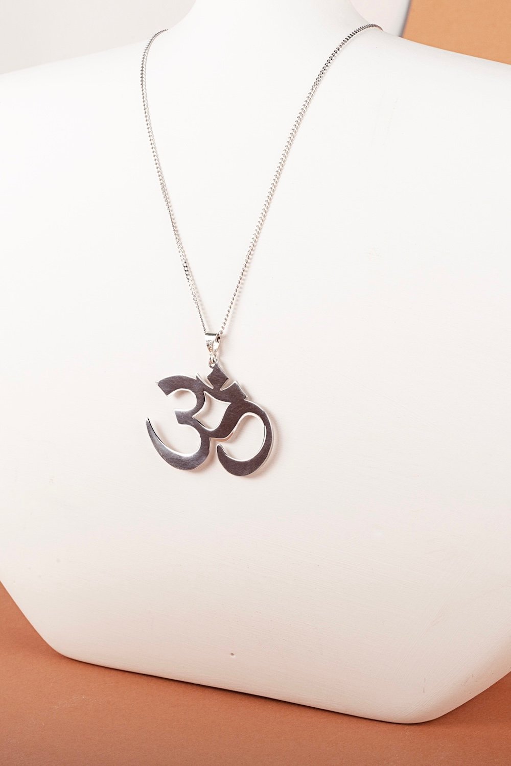 Arven’s World by Aylin Işıklı-Om Sembol Kolye-Kolye-3-Milagron.com