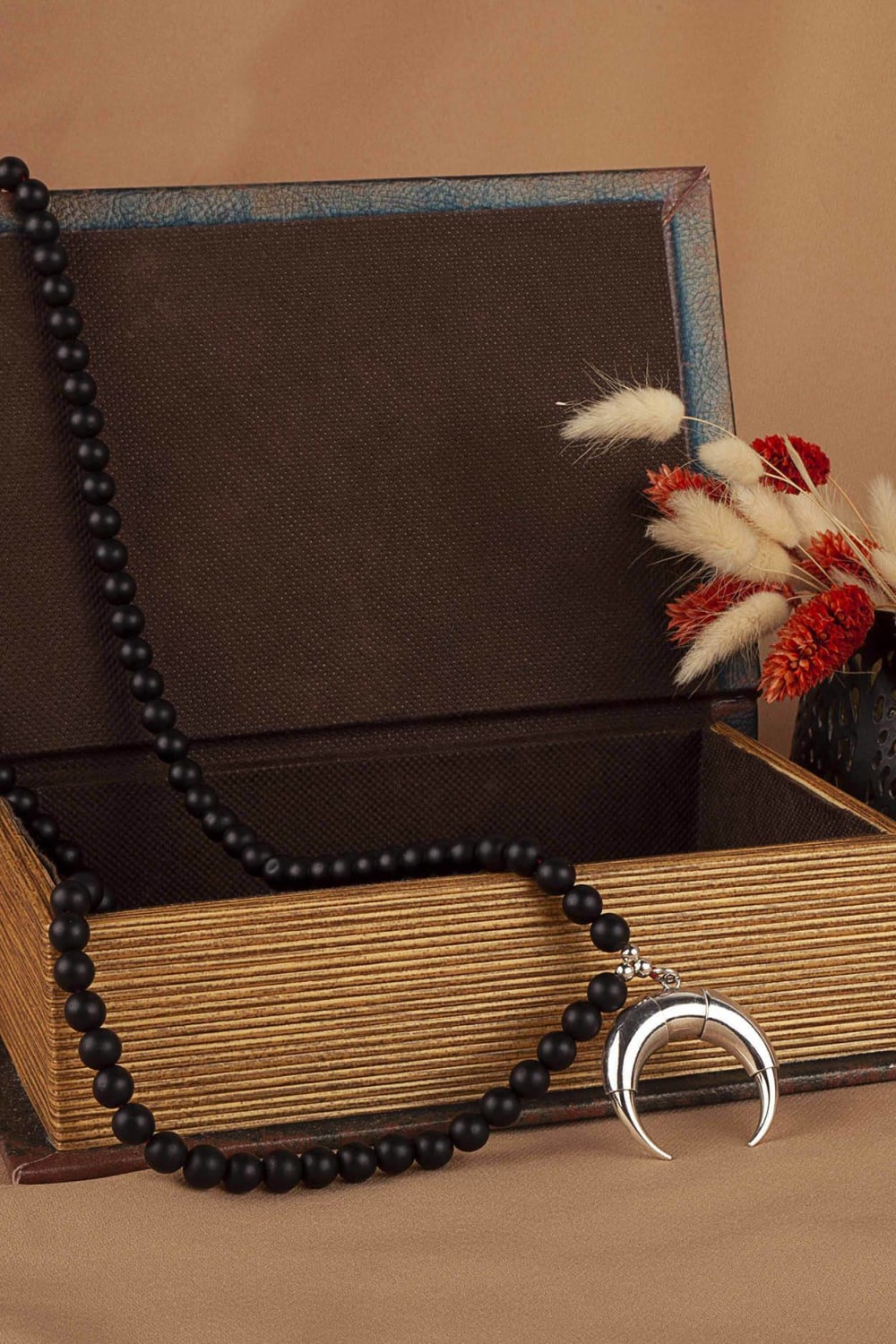 Arven’s World by Aylin Işıklı-Oniks Ters Boynuz Kolye-Kolye-2-Milagron.com