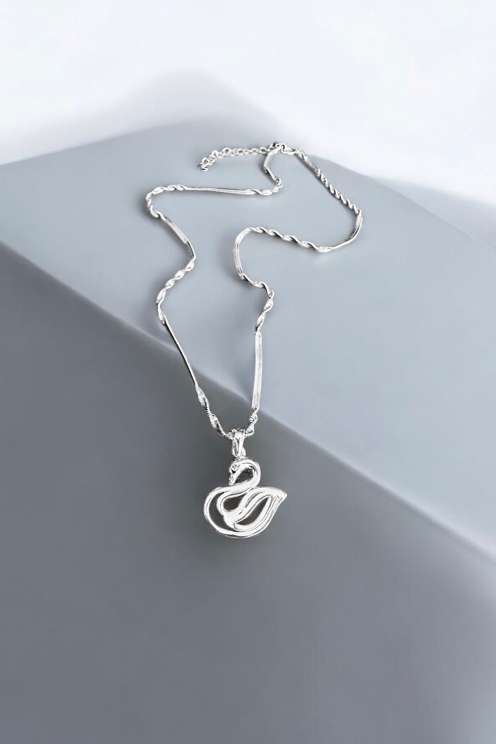 Arven’s World by Aylin Işıklı-Swan Kolye-Kolye-1-Milagron.com