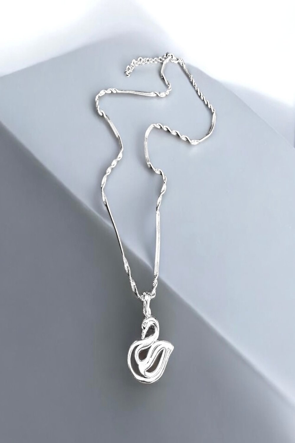 Arven’s World by Aylin Işıklı-Swan Kolye-Kolye-1-Milagron.com