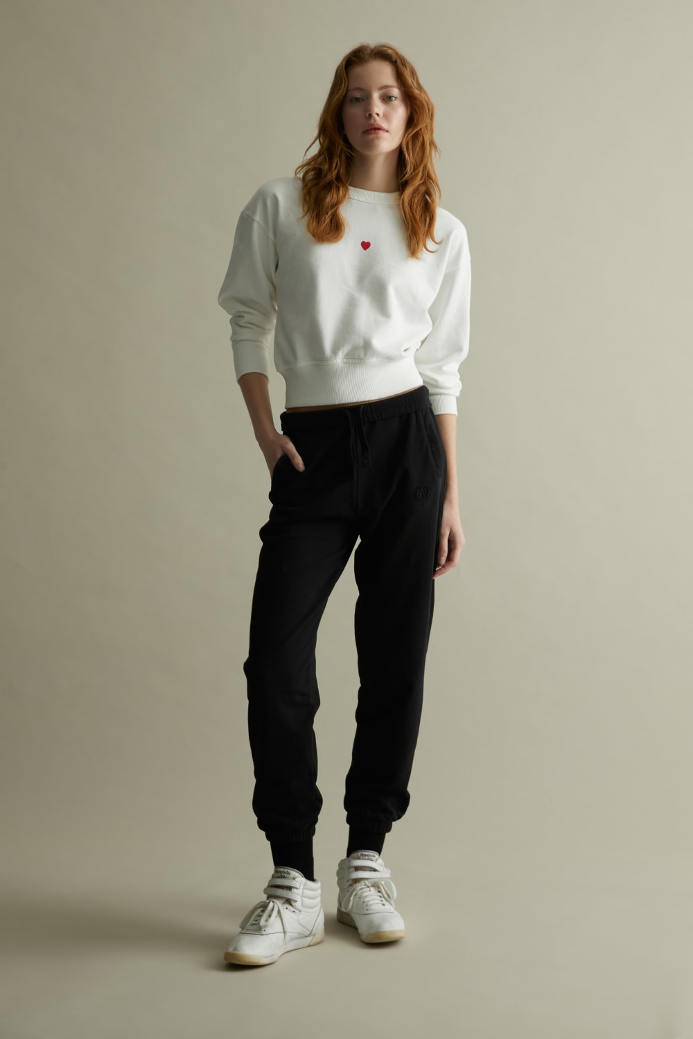 Assemblage Studios-Sweatshirt Cropped / Kalp Nakışlı-Sweatshirts & Hoodies-1-Milagron.com