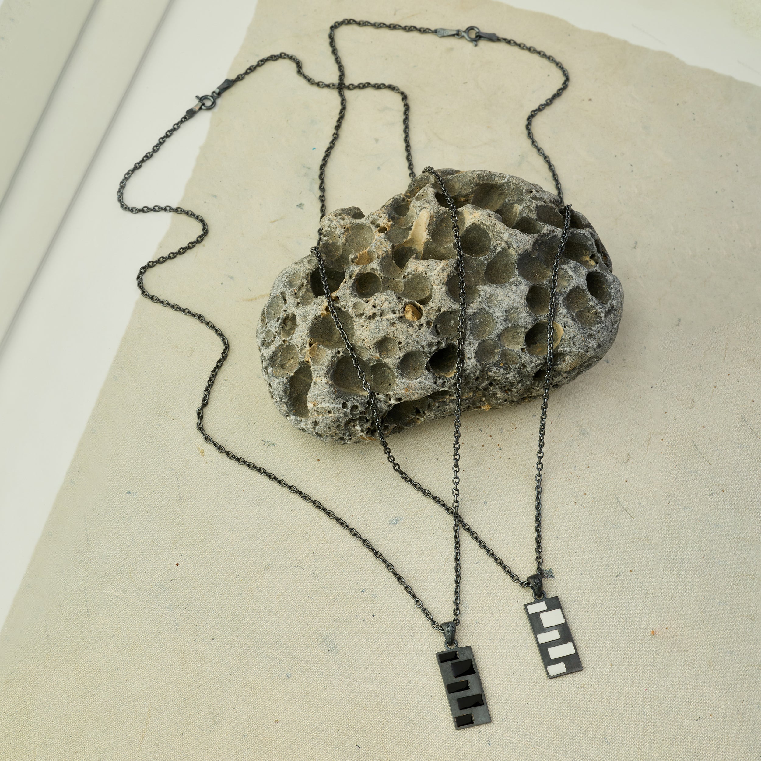 White Wall Necklace In Oxide