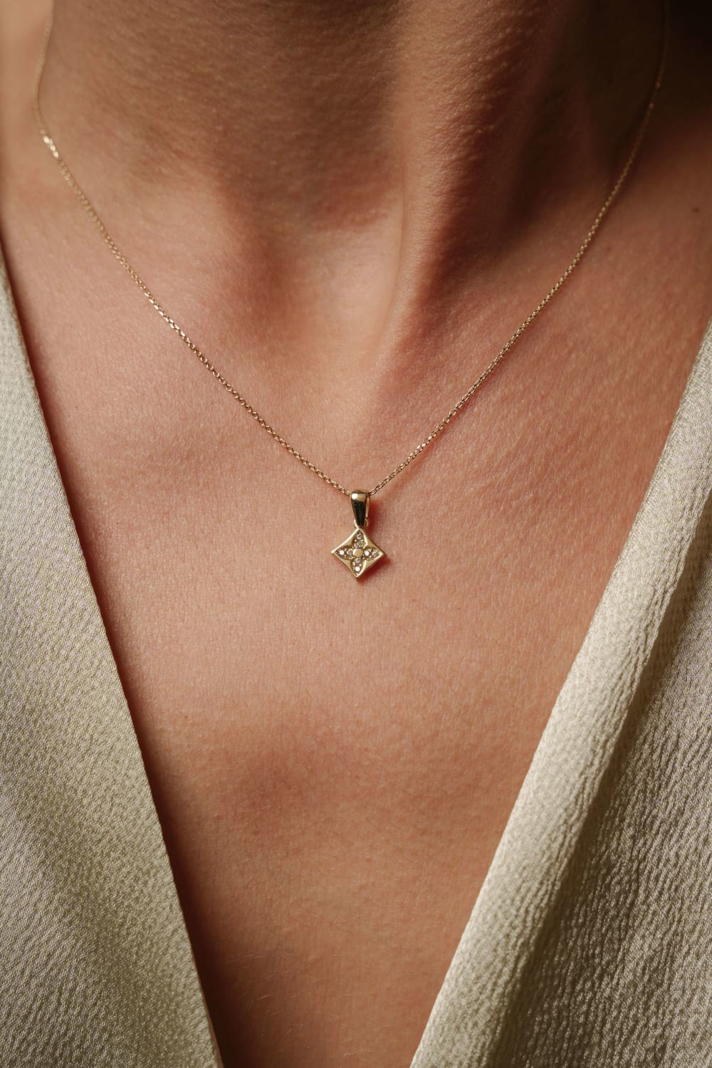 Başbuğ Mücevher-14 Ayar Altın Taşlı Minimal Çiçek Kolye-Kolye-1-Milagron.com