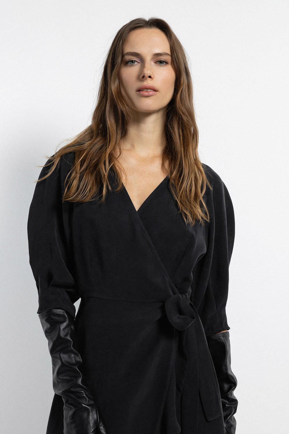 Boneqa Barcelona-Kruvaze Yaka Detaylı Siyah Elbise-Elbise-2-Milagron.com