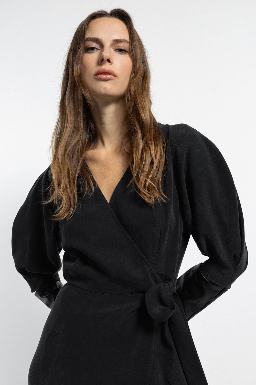 Boneqa Barcelona-Kruvaze Yaka Detaylı Siyah Elbise-Elbise-5-Milagron.com