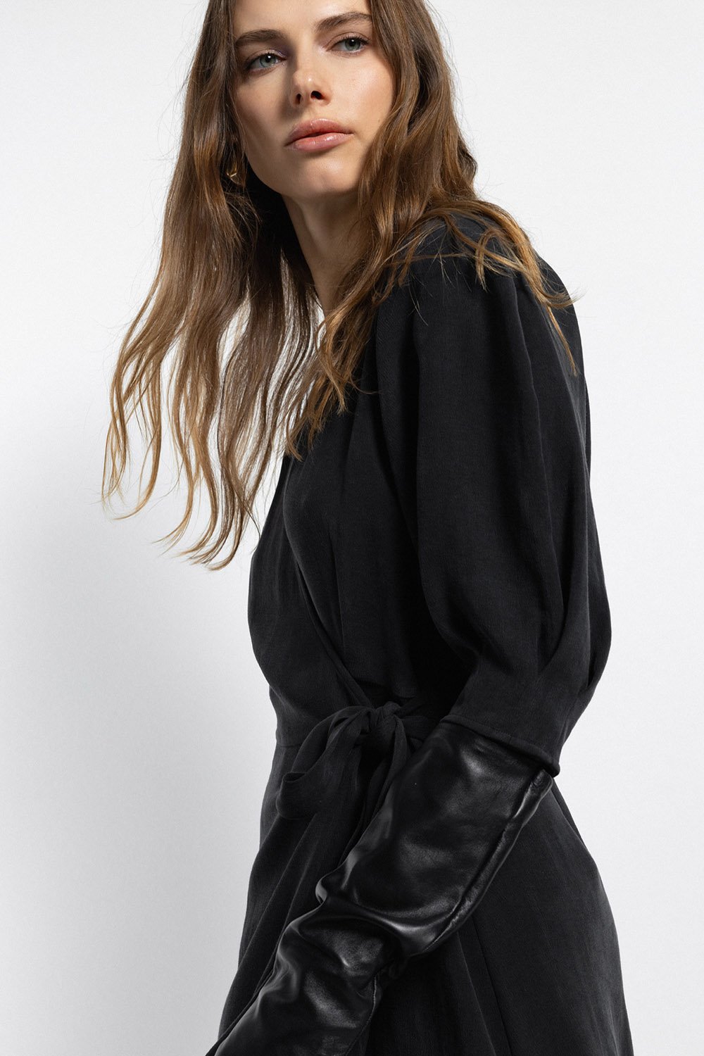 Boneqa Barcelona-Kruvaze Yaka Detaylı Siyah Elbise-Elbise-6-Milagron.com