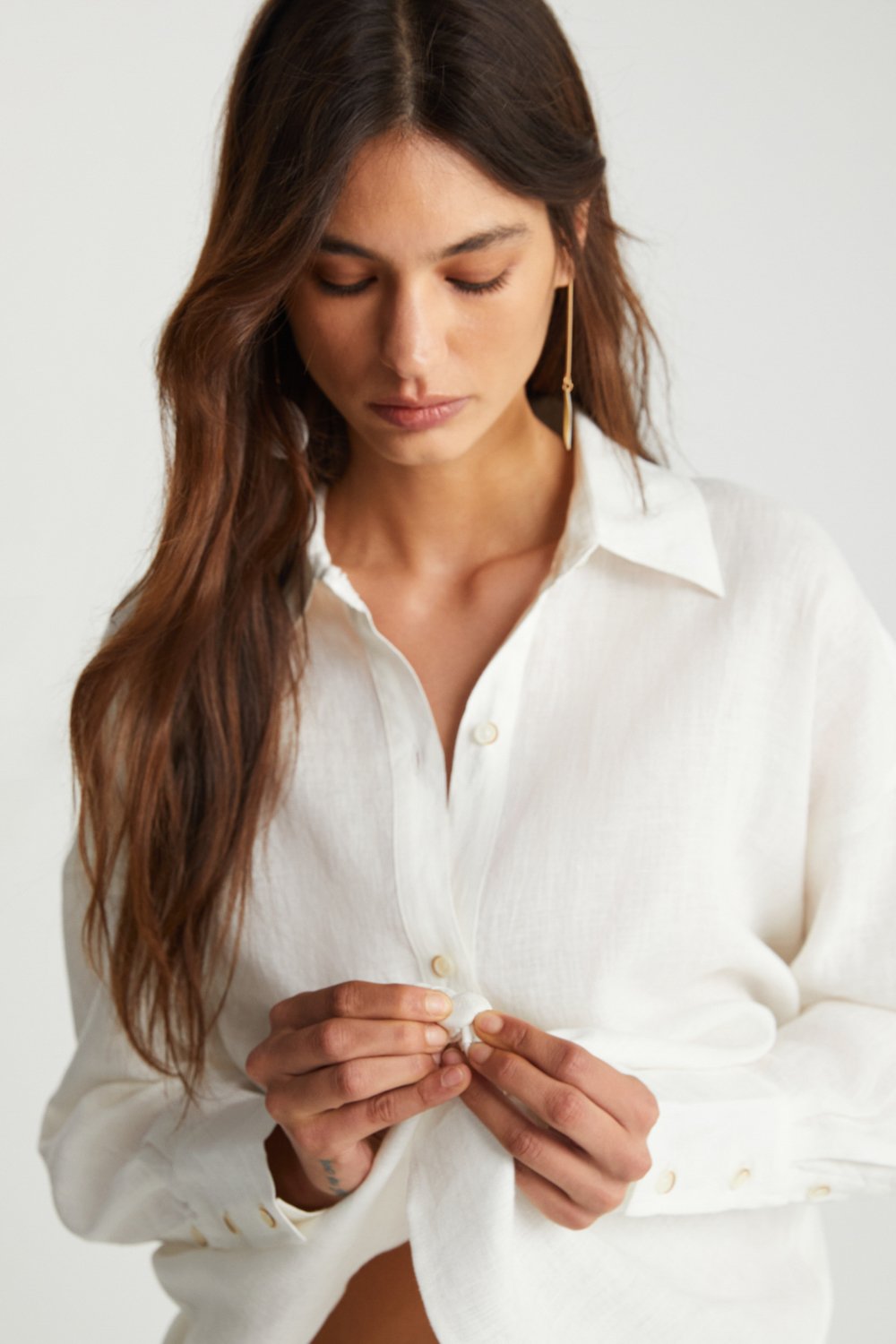 Boneqa Barcelona-Sırt Detaylı Beyaz Keten Gömlek-Gömlek-3-Milagron.com