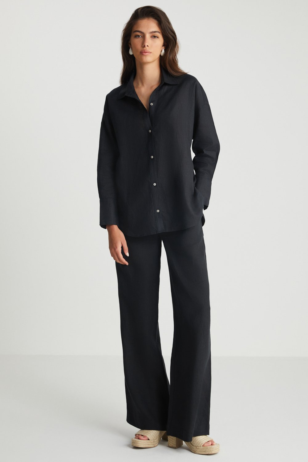 Boneqa Barcelona-Sırt Detaylı Siyah Keten Gömlek-Gömlek-1-Milagron.com