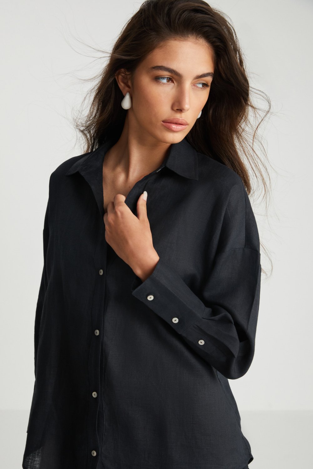 Boneqa Barcelona-Sırt Detaylı Siyah Keten Gömlek-Gömlek-2-Milagron.com