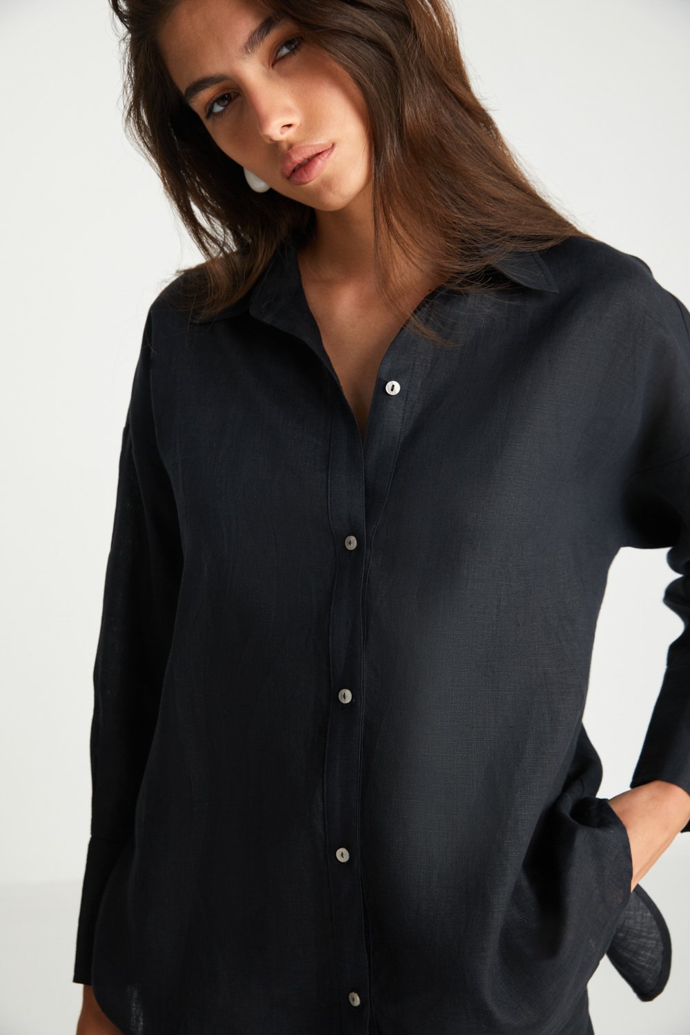 Boneqa Barcelona-Sırt Detaylı Siyah Keten Gömlek-Gömlek-3-Milagron.com