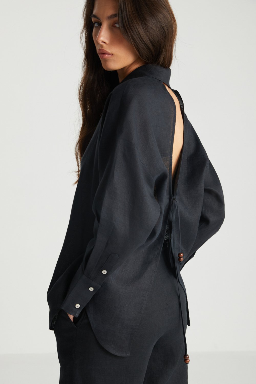 Boneqa Barcelona-Sırt Detaylı Siyah Keten Gömlek-Gömlek-4-Milagron.com