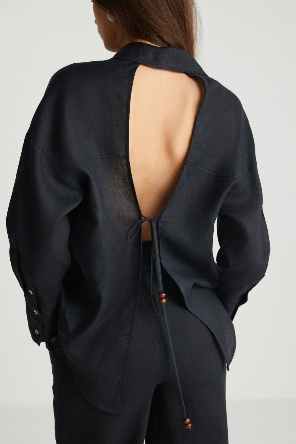 Boneqa Barcelona-Sırt Detaylı Siyah Keten Gömlek-Gömlek-5-Milagron.com