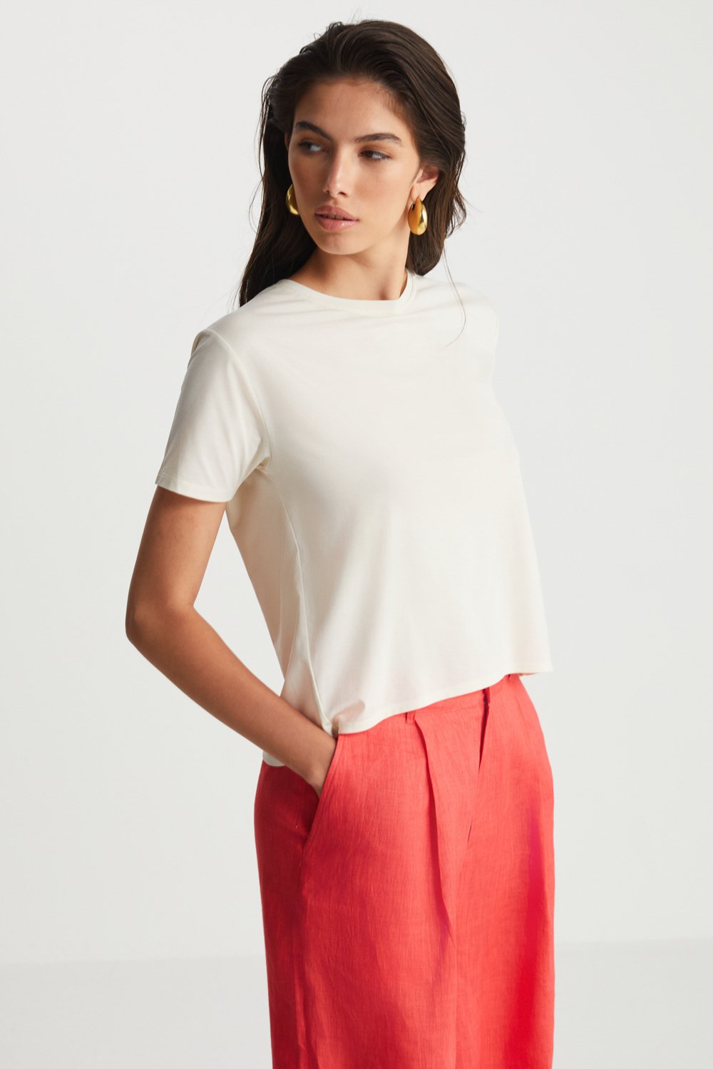 Boneqa Barcelona-Sırtı Açık Ekru Basic Tişört-T-Shirts-1-Milagron.com