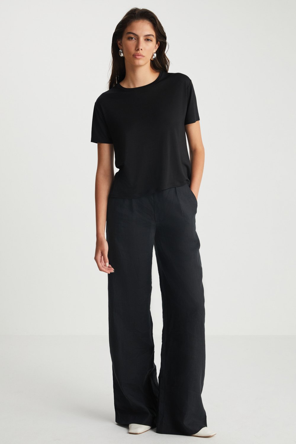 Boneqa Barcelona-Sırtı Açık Siyah Basic Tişört-T-Shirts-1-Milagron.com