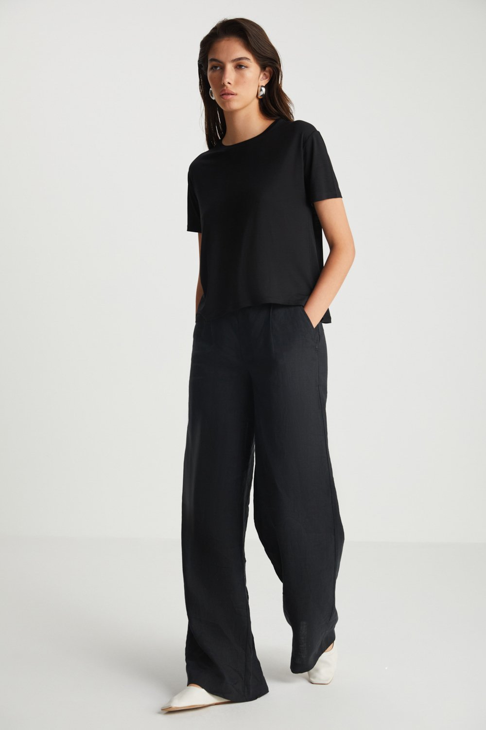 Boneqa Barcelona-Sırtı Açık Siyah Basic Tişört-T-Shirts-2-Milagron.com