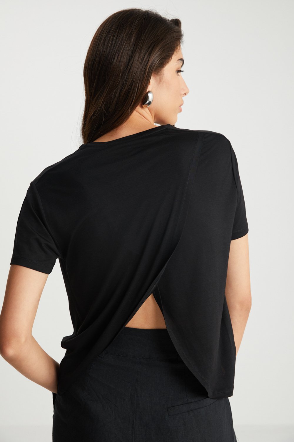 Boneqa Barcelona-Sırtı Açık Siyah Basic Tişört-T-Shirts-6-Milagron.com