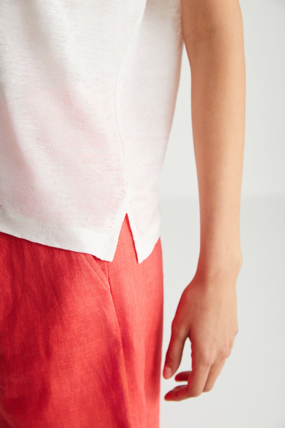 Boneqa Barcelona-V Yaka Ekru Tişört-T-Shirts-6-Milagron.com