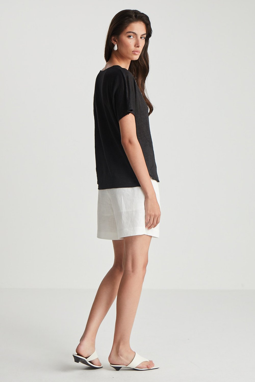 Boneqa Barcelona-V Yaka Keten Siyah Tişört-T-Shirts-3-Milagron.com