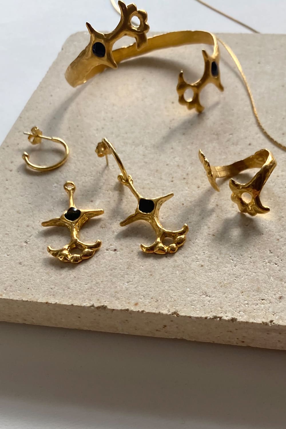 Brambuta-Ankh Siyah Mineli Gold Küpe-Küpe-3-Milagron.com