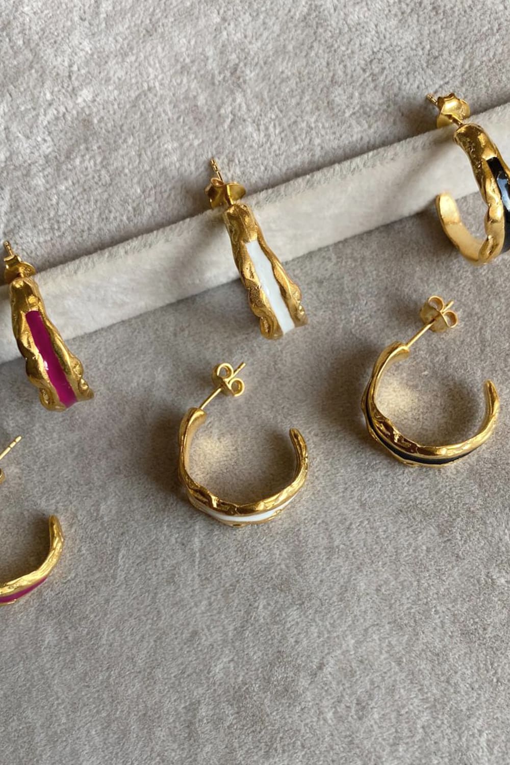 Brambuta-Enki Siyah Mineli Gold Küçük Halka Küpe-Küpe-4-Milagron.com