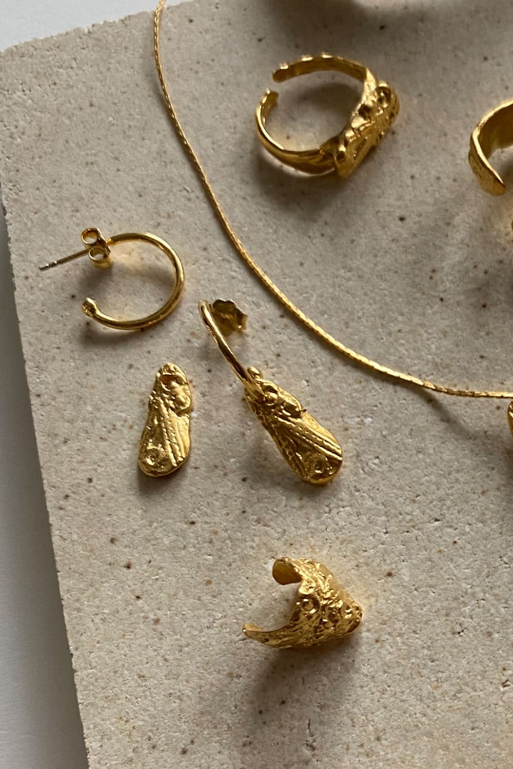 Brambuta-İsis Hoops Halka Küpe Small-Küpe-3-Milagron.com