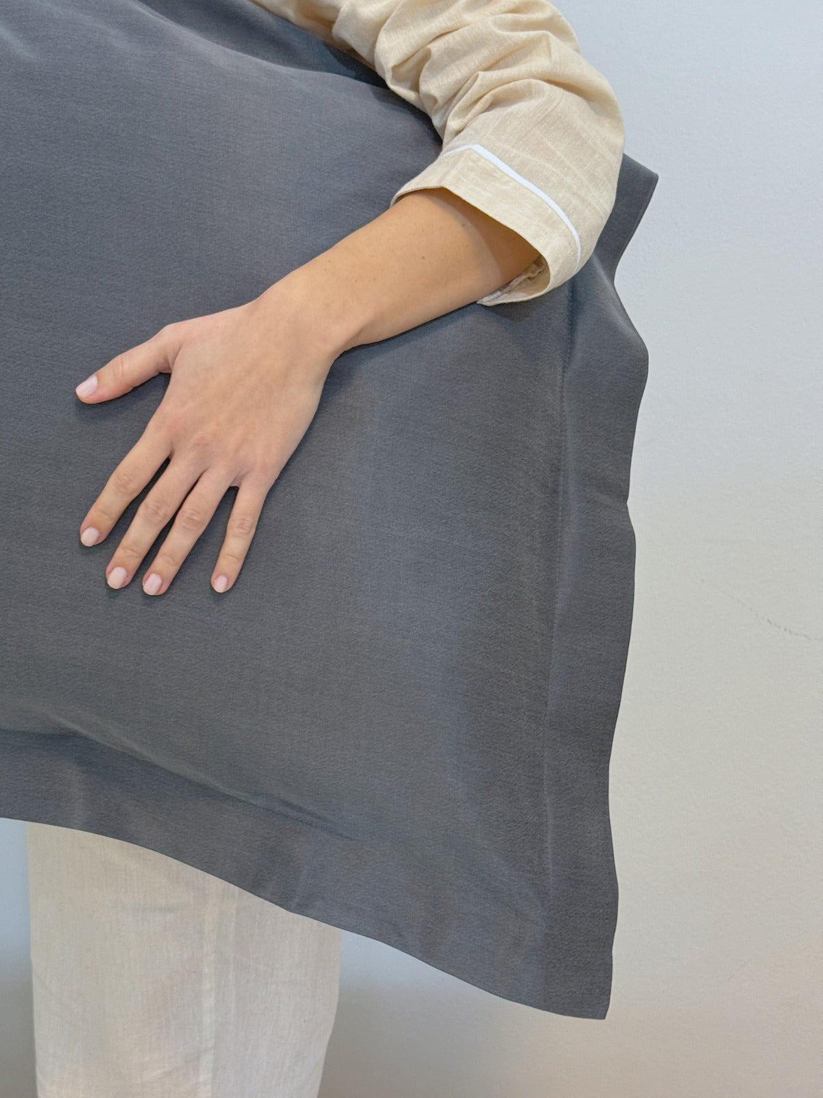 Cloud Vegan Silk® Kulaklı Antrasit Yastık Kılıfı