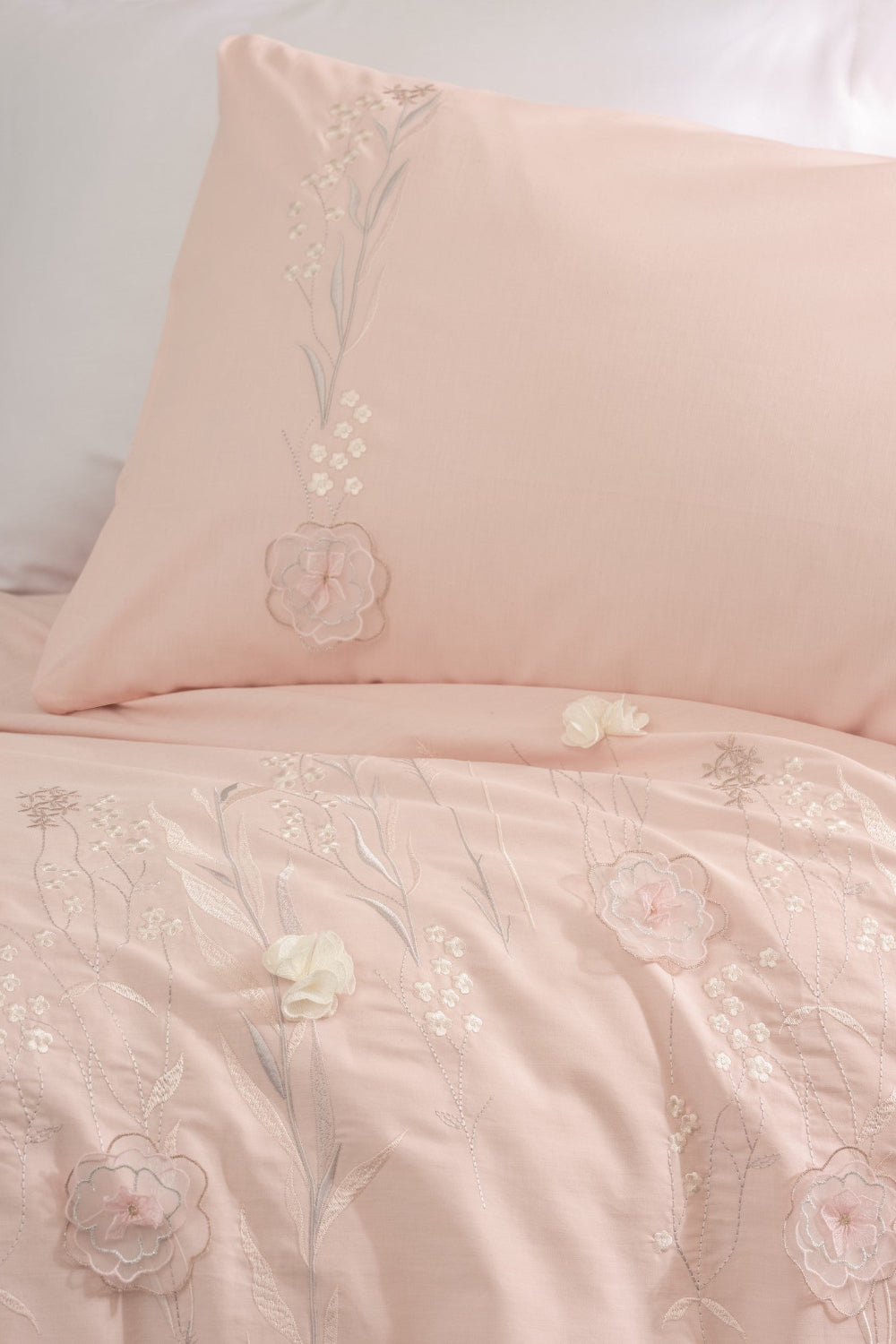 Cotton Box-3D Nakışlı Saten Çift Kişilik Nevresim Takımı Lesley Pudra-Nevresim Takımı-2-Milagron.com